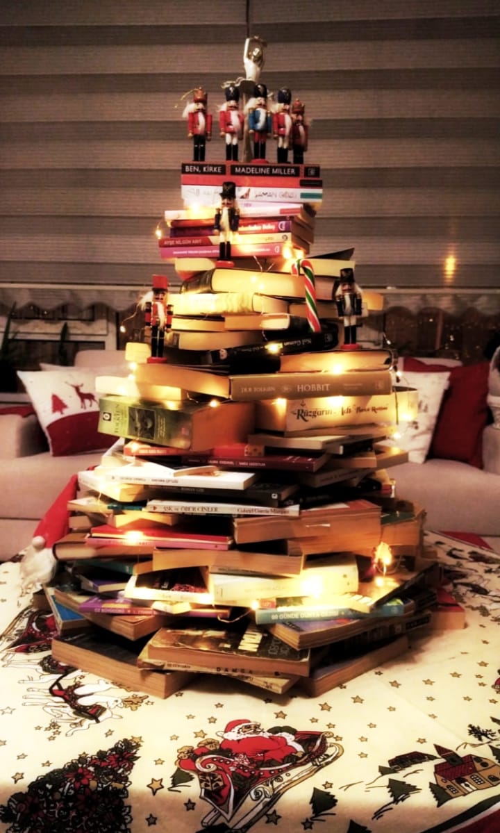 Sycorox's tweet photo. 🎄 My bookmas tree 🎄
yaparken çok eğlendim, en üste bu sene en sevdiğim ve defalarca okuyup notlar aldığım kitapları ekledim. Ben, Kirke favori kitabım tabii
#bookmastree 🎄 https://t.co/9IEBAFp5e3