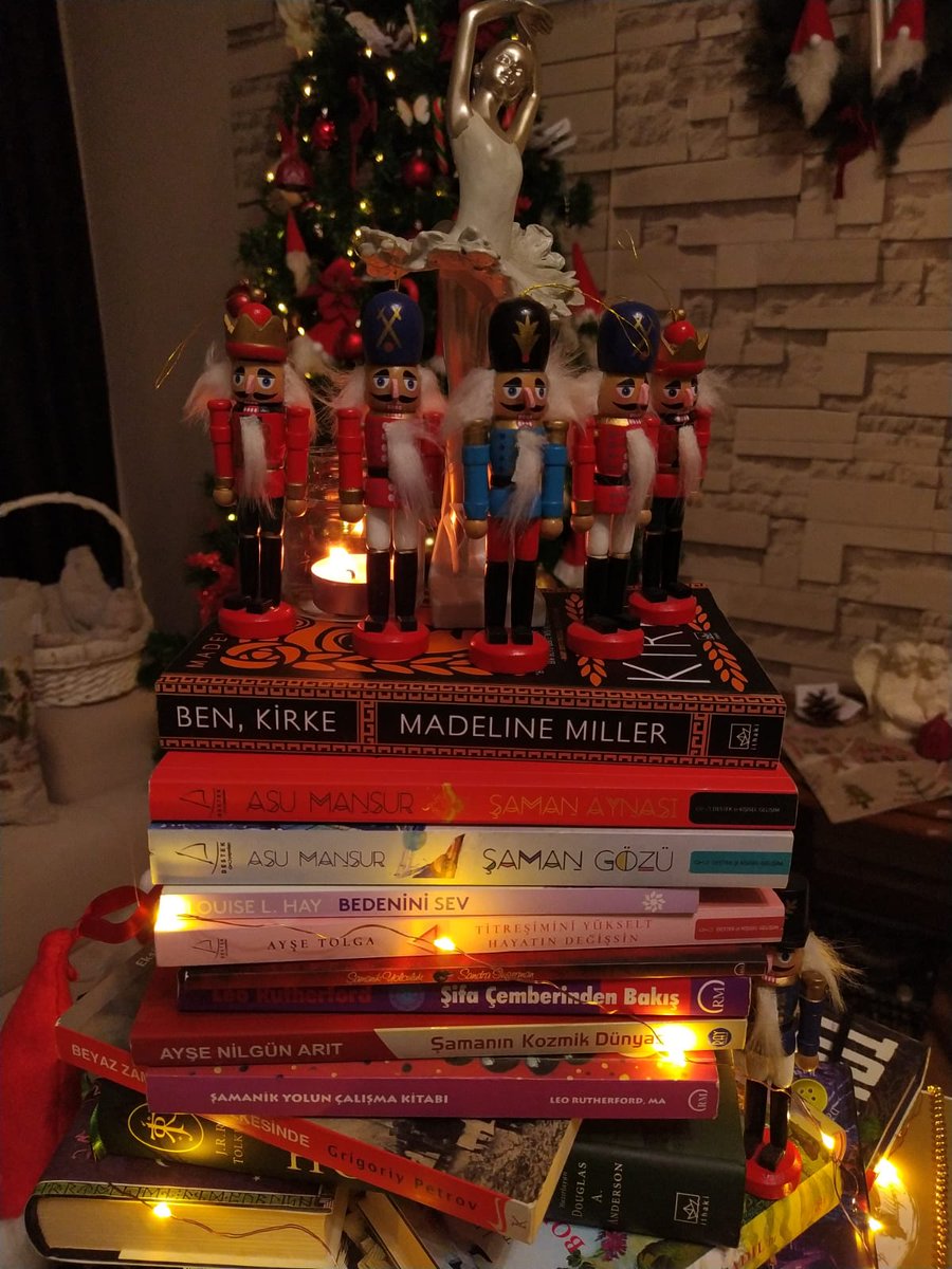 Sycorox's tweet photo. 🎄 My bookmas tree 🎄
yaparken çok eğlendim, en üste bu sene en sevdiğim ve defalarca okuyup notlar aldığım kitapları ekledim. Ben, Kirke favori kitabım tabii
#bookmastree 🎄 https://t.co/9IEBAFp5e3