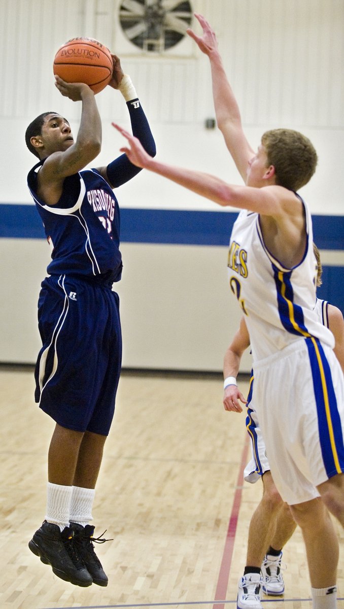 VTCody's tweet photo. #OnThisDate in 2009: Mel Strother scored a career-best 31 points to lead @HHS_BlueStreaks to a 62-49 win over @FlameFamHoops. Strother made 13 shots, including two 3-pointers, and went 3-of-4 at the foul line. He was the only player to score in double figures for HHS. https://t.co/Pcwwp0gHxc