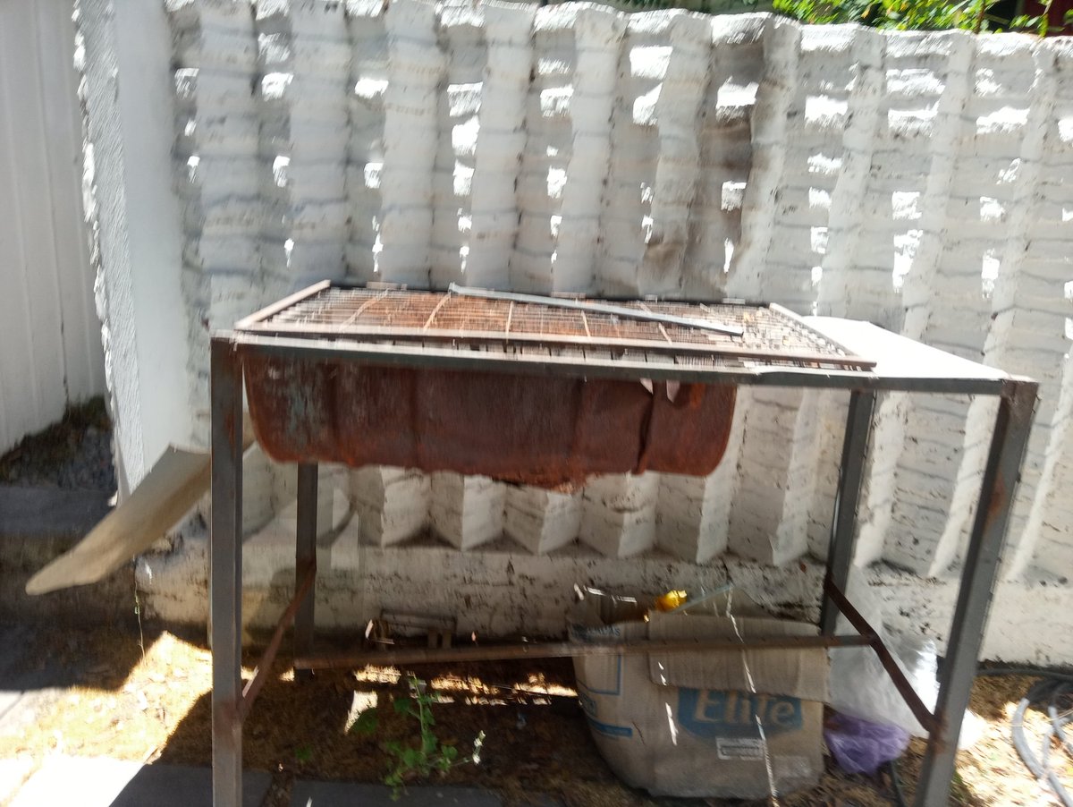 FenatsSar's tweet photo. Funcionarios SAMU base Rancagua llevan meses trabajando en un lugar con cero preocupación en su entorno laboral.
Patio trasero y delantero en precarias condiciones.
Quien o quienes son responsables de lo que aqui pasa???
#ministeriodesalud 
#presidentepiñera
#seremidesalud https://t.co/1APrKgEWjb