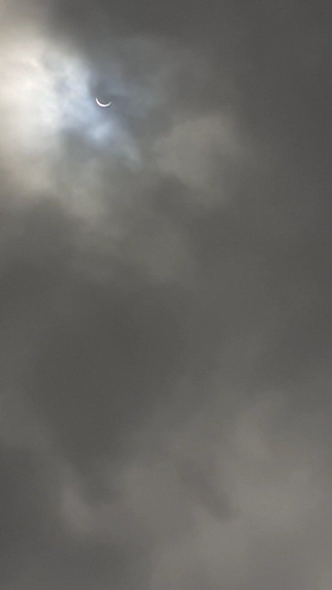 TeleGenial_TV's tweet photo. #Eclipse2020 #elclipsetotal #EclipseTotalDeSol #eclipsetotal2020 #eclipsechile #eclipsechile2020 
fue hermoso ver la aliacion de la luna y el sol al menos en persona. en television siendo honesto no se vio tan bien como en persona afuera @MLP_RADlO_ON https://t.co/sLTqbelAX9