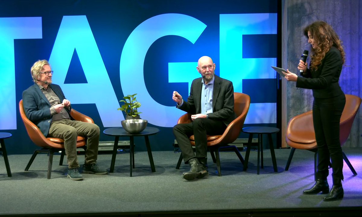 JohannaPellinen's tweet image. Miten selität pikkulapselle, mikä on #kvantti? kysyi @KumpulaScience tuore professori Sabrina Maniscalco Kari Enqvistiltä ja Esko Valtaojalta. Itse yritin selittää äskettäin kvanttitietoketta 88-vuotiaalle isälleni! Ei helppoa. #tiedeviestintä #QPlayLearn helsinki.fi/fi/tiedekulma/…