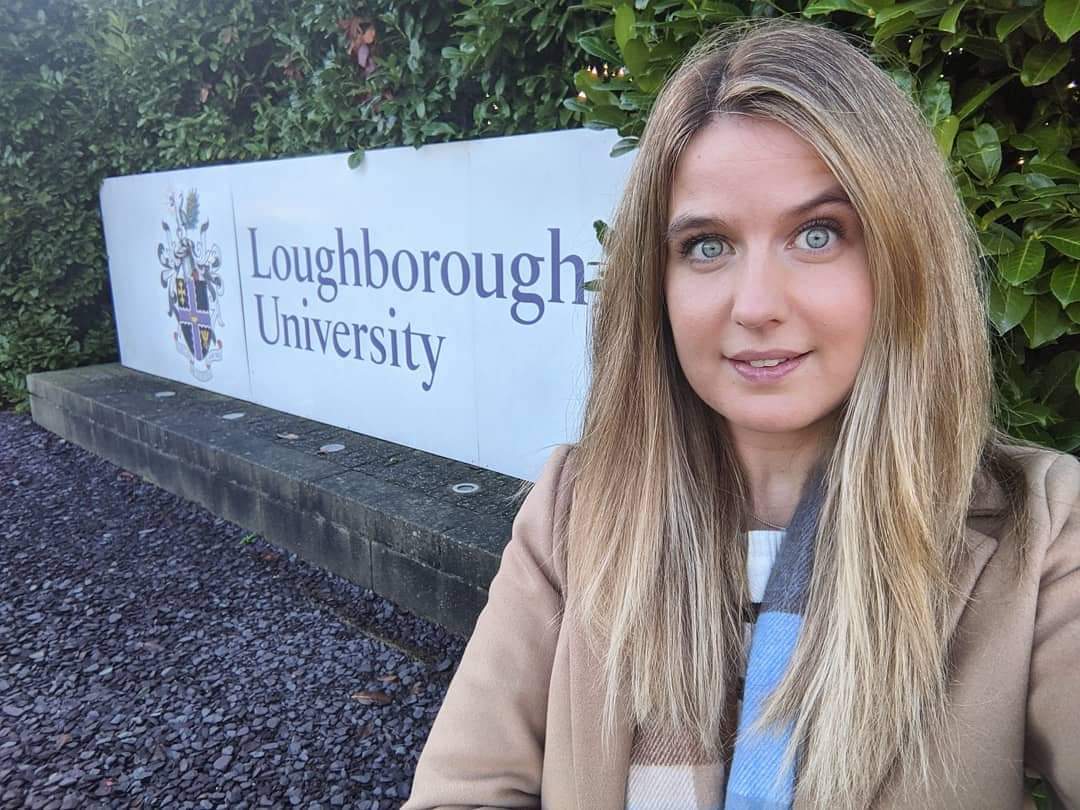 Amylouward10's tweet image. Happy 'what would have been' MSc Graduation Day 🎉👩🏼‍🎓🥳🎓
Worked 4 years for this moment, was not going to miss out on a picture with the sign whilst collecting my certificate 😄 6 years on from my BSc picture 💜🤍 @lborouniversity @lboroalumni #LboroGrad2020 #Classof2020 #and2014