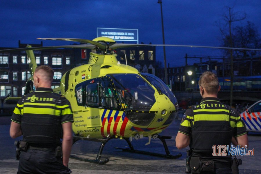 Landing van traumahelikopter in binnenstad #Amersfoort trekt veel bekijks. 112Vallei.
