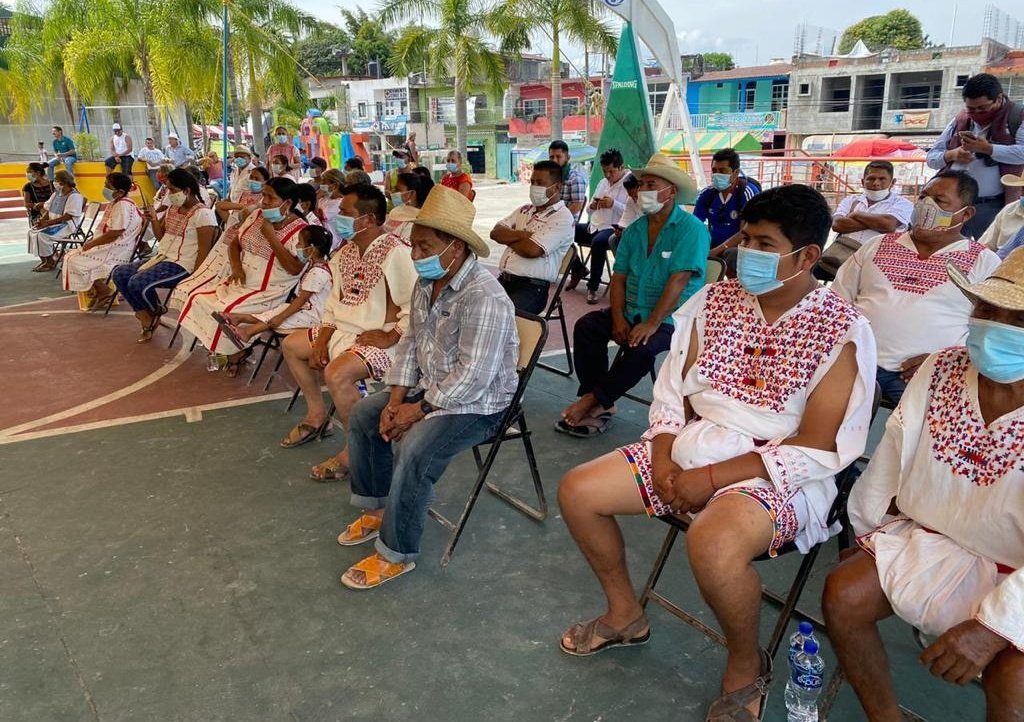 NalleOax's tweet photo. En representación del Gdor. @alejandromurat, asistí a #StaMaríaZacatepec a la entrega del pergamino que hace el  @CongresoOaxLXIV a este gran pueblo #Tacuate, reconociéndolo como el décimo sexto grupo étnico que integra la diversidad cultural de la entidad. 
¡Enhorabuena! https://t.co/OjHBQ2trQ4