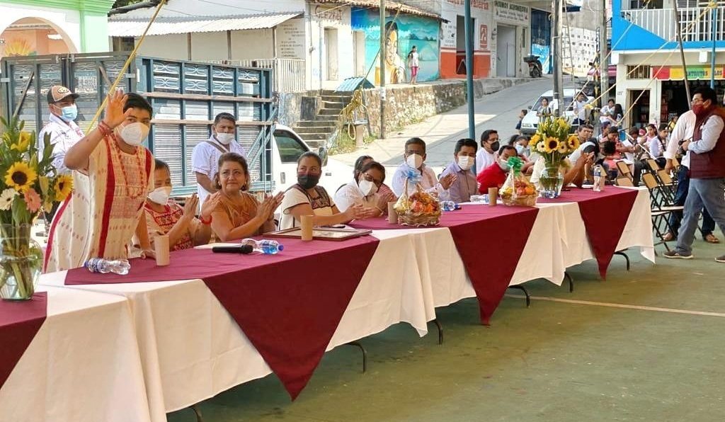 NalleOax's tweet photo. En representación del Gdor. @alejandromurat, asistí a #StaMaríaZacatepec a la entrega del pergamino que hace el  @CongresoOaxLXIV a este gran pueblo #Tacuate, reconociéndolo como el décimo sexto grupo étnico que integra la diversidad cultural de la entidad. 
¡Enhorabuena! https://t.co/OjHBQ2trQ4