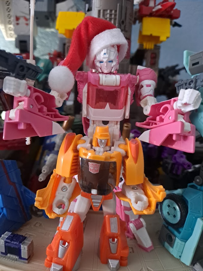 spiderbob007's tweet photo. @TFsource Arcee thinks that outfit looks a little cold for the #12daysofTFSourcemas
She also reminds Wheelie that her eyes are in her head. https://t.co/jQFHKCDx5G