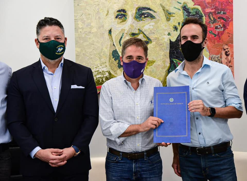 Merlo_Real's tweet photo. MIENTRAS MERLO SE HUNDE EN LA MISERIA, EL INTENDENTE MENÉNDEZ OSTENTA UN RELOJ DE 25.000 DOLARES

En un acto protocolar, el intendente Menéndez ostentó frente a todos su reloj Cartier de Oro Rosa de 25.000 dólares. ¿Se lo habrá comprado con su sueldo municipal? 
@HoracioCabak 🤔 https://t.co/eUi6YN7sgV