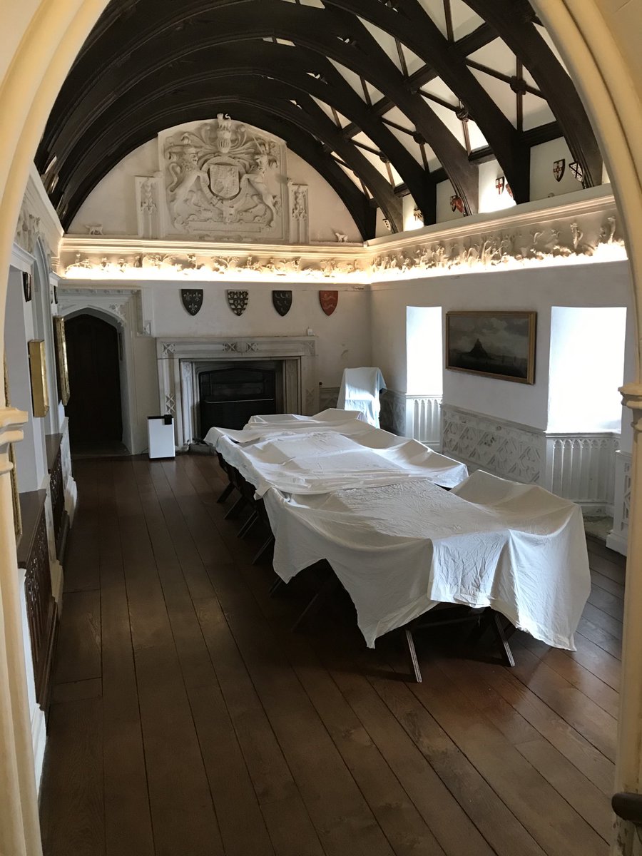 emzlittle's tweet photo. The castle sleeps ⁦@stmichaelsmount⁩  😴 https://t.co/zHhRv2Nmwr