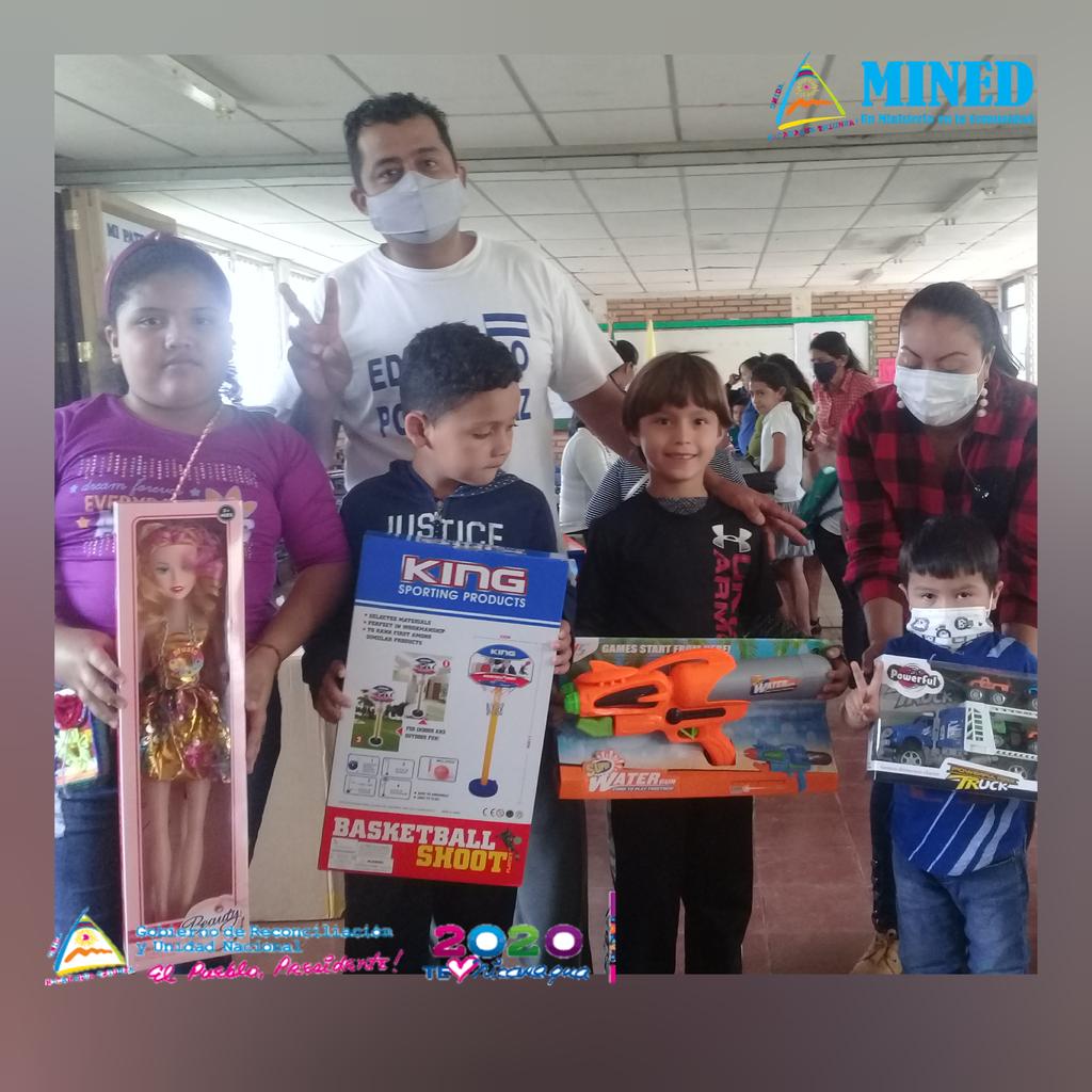 c_lisimaco's tweet photo. Entrega de juguetes a los niños y niñas del centro escolar, gracias a nuestro buen gobierno.
#Envictoriaseducativas 
#LaPazEsFelicidad 
@de_jinotega 
@DJinotegaMined https://t.co/nChYYR609f