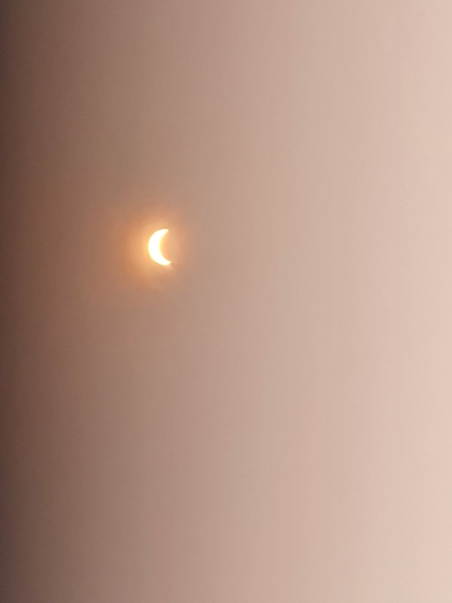 cquevedo_lara's tweet image. #Eclipse2020 desde Santiago, solo se vió en un 80%, pero creo que se vió mejor que en la Araucanía que estuvo nublado. En todo caso... no cambio el #eclipse2019... ese si que fue eclipse.