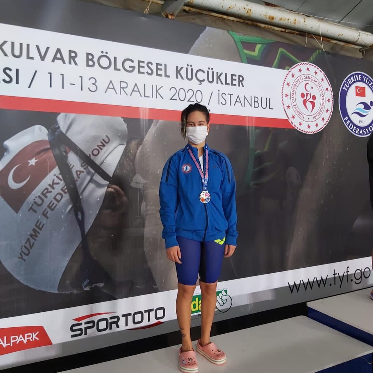 PendikBK's tweet photo. 8. sınıf öğrencimiz Zeynep Tek, Türkiye Yüzme Federasyonu tarafından düzenlenen Türkiye Kısa Kulvar Küçük Bireysel Türkiye Şampiyonası, Kızlar 1500 m Serbest kategorisinde Türkiye https://t.co/by0qOi5y5Z olmuştur. 👏👏 Öğrencimizi tebrik ediyor, başarılarının devamını diliyoruz. https://t.co/t9ZjPndaMm