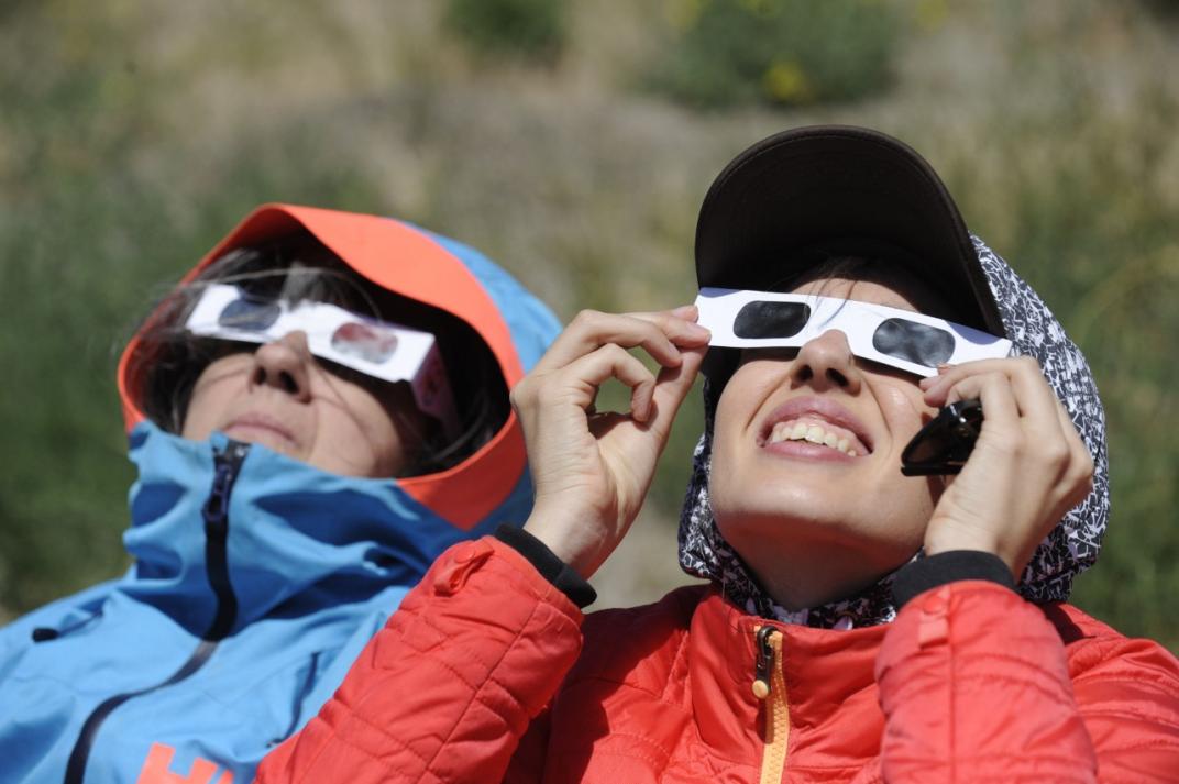 LAVOZcomar's tweet photo. El eclipse de sol deslumbró a todos en Piedra del Águila, Neuquén.
Miles de personas siguieron el fenómeno en la Patagonia.
#eclipsesolar #esclipse #eclipse2020
📸: Clarín https://t.co/tKopL4viwo