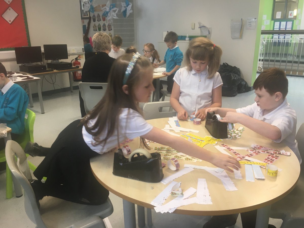 MrsWatt4's tweet photo. Arts and craft fun day in P4. 🧡😃📍 https://t.co/5FCxfVf8ZF