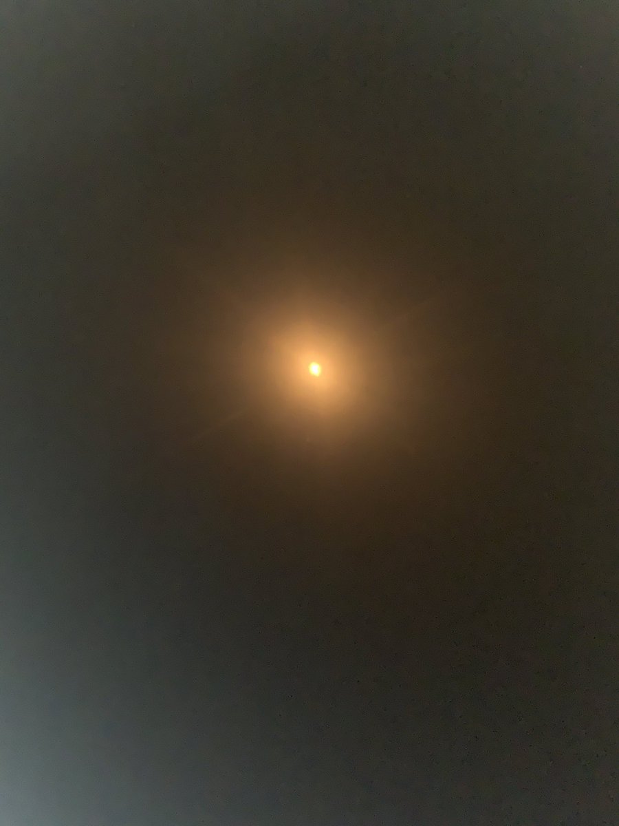 _hijademinero's tweet photo. Para los turistas que se fueron a la Araucanía, les mandó estas fotos de Santiago para que vean el eclipse 👍
#EclipseSolar2020 #EclipseEnADN #Eclipse2020enTVN #Eclipse13C https://t.co/3IQyFkPyHv