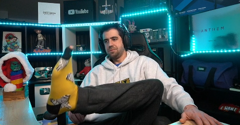 JaviDMr10's tweet photo. ¿Este es tu ídolo? 

Vendiendo fotopatas en internet?

El mio no... JAJAJA https://t.co/5nUH7c211f