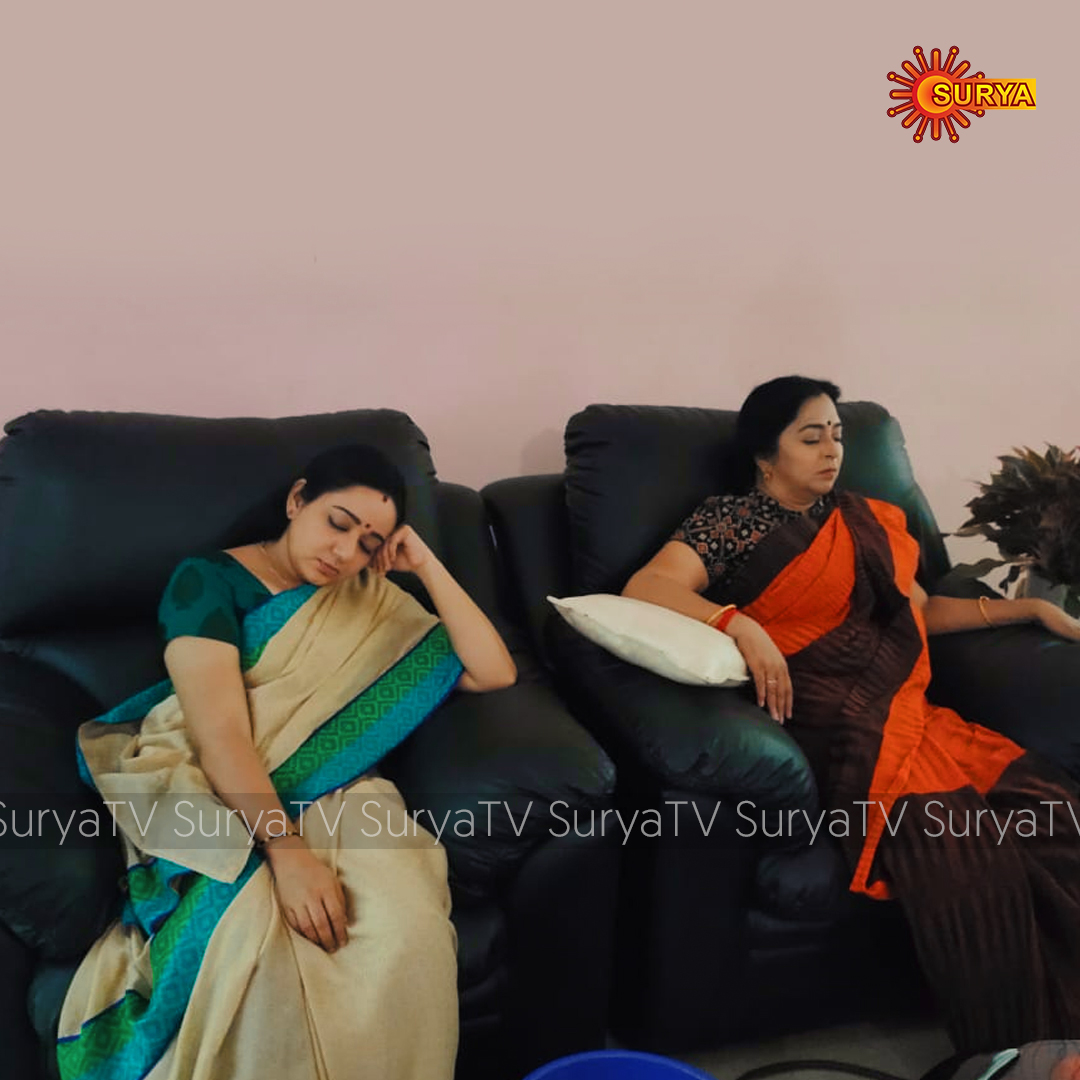 SuryaTV's tweet photo. അമ്മായിയമ്മയുറങ്ങി കിടക്കുന്നു നിശ്ചലം 😝
#SuryaTV #Candid #ShootingFun #shootingdiaries #SwanthamSujatha .
.
.
.
#MalayalamSerials #ShootBreak #SleepingBeauty #FunTime #SleepTime https://t.co/XhNQzmCub7