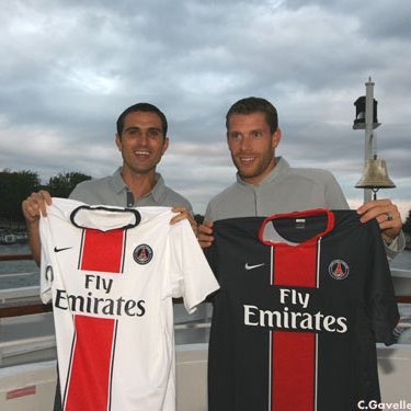 Les maillots de cette saison 2007-2008 présentés par deux cadres du club : Pauleta et Armand. Des maillots toujours aussi beaux avec un maillot extérieur aux couleurs historiques du club.