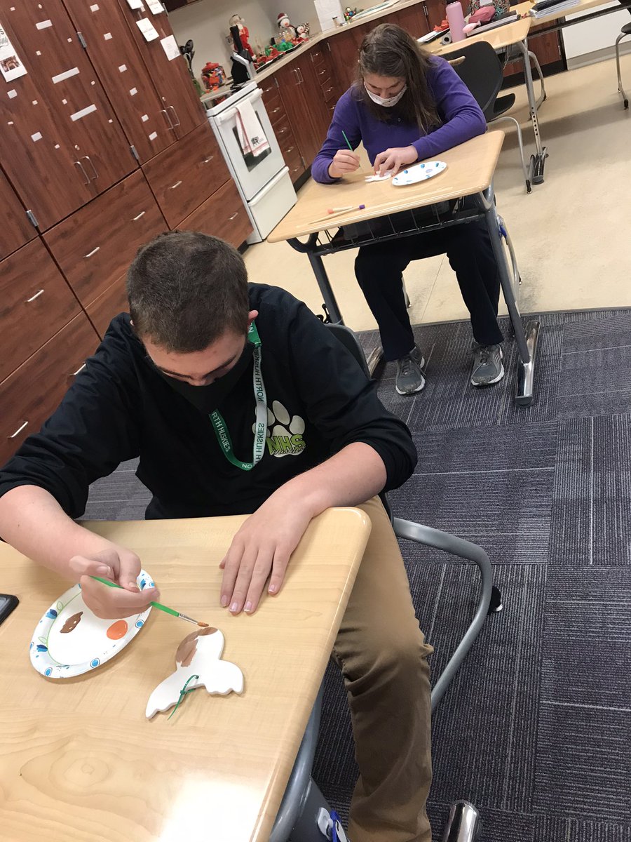NhsSlac's tweet photo. Merry Christmas from SLAC &amp; HUSKY HOUSE!!! ornament painting going on today! 🎄🎅🏻 https://t.co/vpRINmn1vD