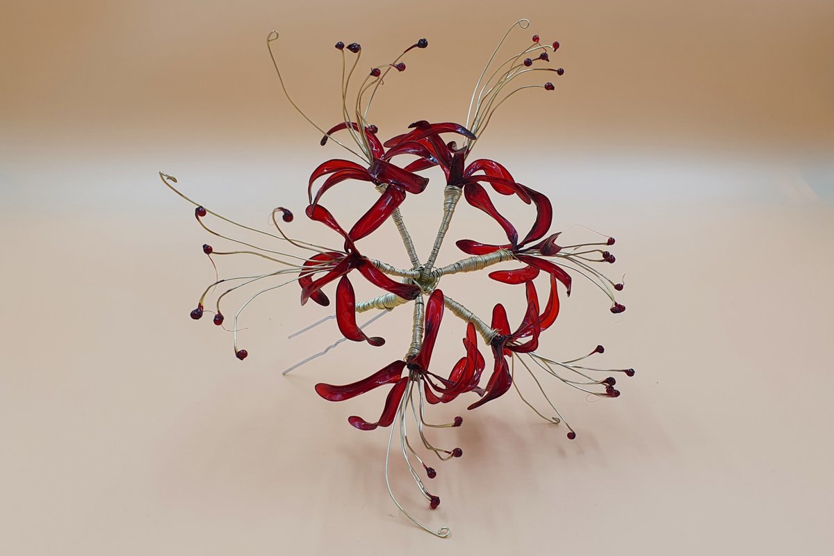 inionarts's tweet photo. I finished this #red #spiderlily #hairfork today.  It is a Christmas present for someone very special.  #resindip #resinflowers #resindipped #resinflower #diyflower #dippedresin #resinwireart  #christmasgift #americanflower  #hairstick #handmade #dipflower #kanshazi https://t.co/90B2H3Zrts