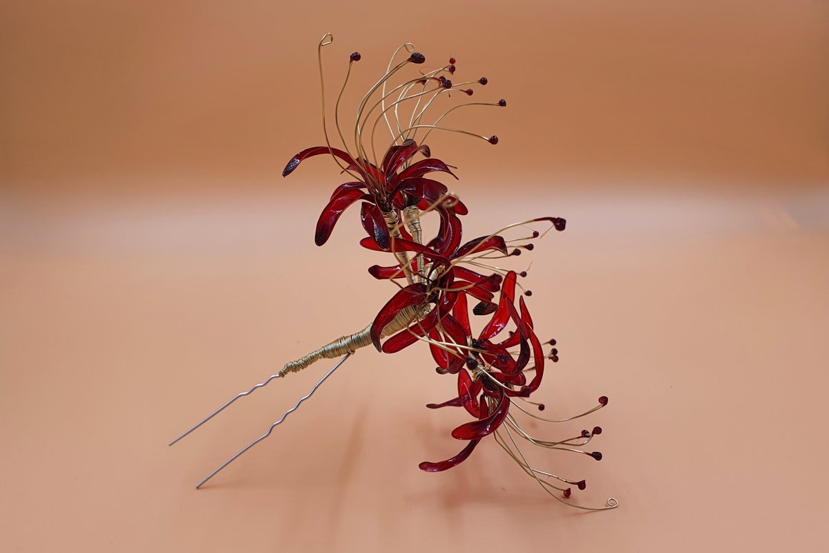 inionarts's tweet photo. I finished this #red #spiderlily #hairfork today.  It is a Christmas present for someone very special.  #resindip #resinflowers #resindipped #resinflower #diyflower #dippedresin #resinwireart  #christmasgift #americanflower  #hairstick #handmade #dipflower #kanshazi https://t.co/90B2H3Zrts