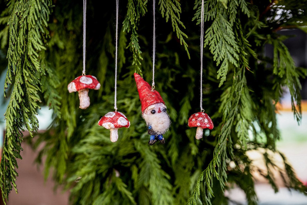 LindseyBryanArt's tweet photo. Thanks so much b.kulkin for these lovely photos of my ornaments! 🍄✨ these paper mache bips are for @WaterlooArts ‘Art of the Ornament’ auction if you’re interested in bidding and supporting a local gallery !
#waterlooarts #gnome #mushroom https://t.co/hma2IAs1Y4