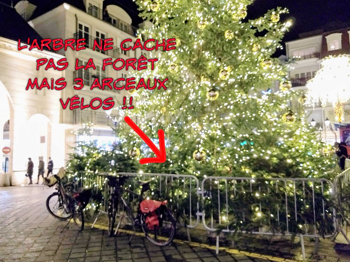PlessisVelo's tweet photo. Mais pourquoi chaque mois de décembre, on empêche les cyclistes Robinsonnais d'attacher leurs vélos aux 3 seuls arceaux du Coeur de Ville, pour y faire leurs courses ? 🤨
#arceauxvélo
#stationnementvélo
#sauverlesvelos
#courseenville
#proximité
#coeurdeville
#plessisrobinson https://t.co/BpuECkmAyk