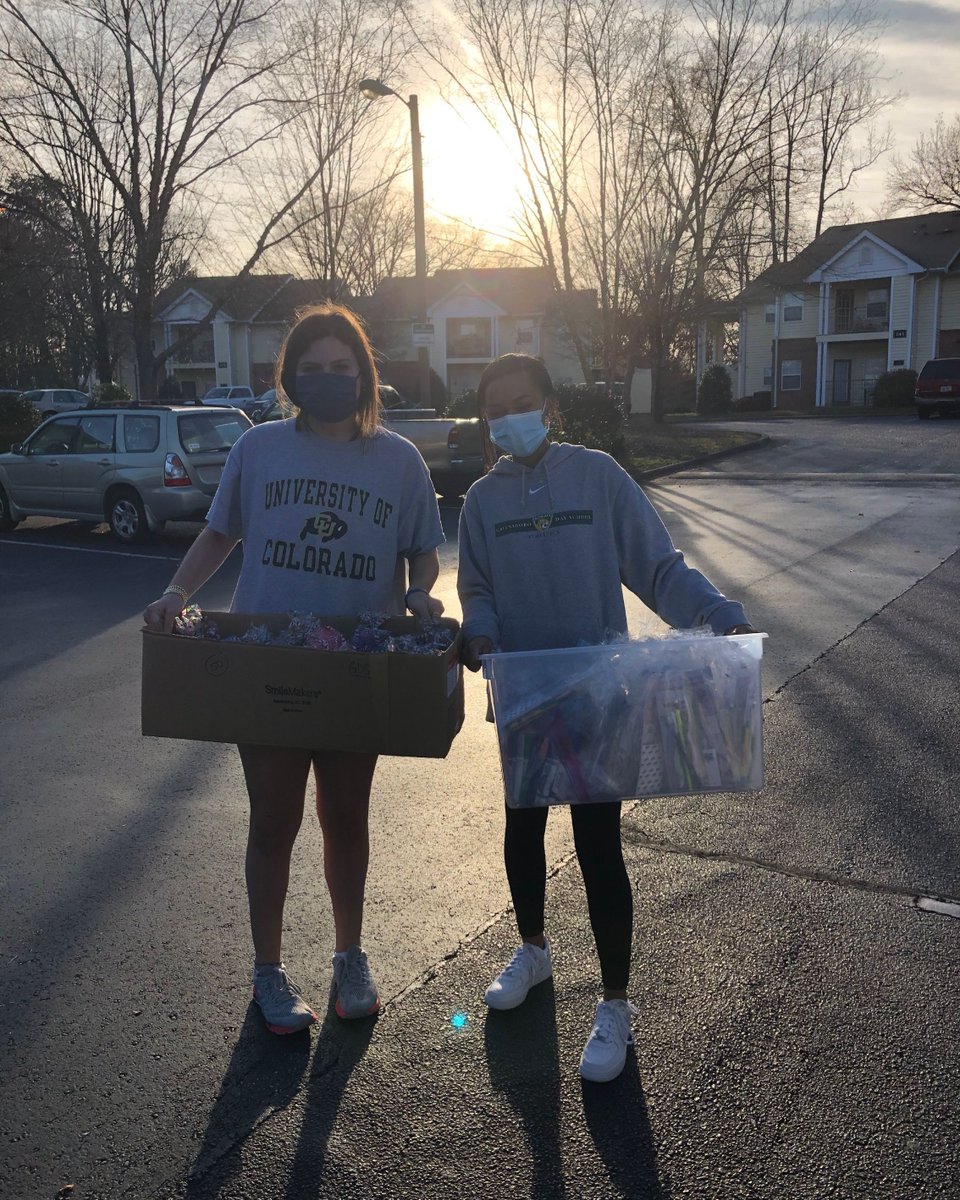 GreensboroDay's tweet image. Abby Samet ‘21 and Mia Neal ‘21 spent their Friday evening delivering holiday gift bags and toiletry bags to Partnership Village. Service without Borders club is finding creative ways to give back to the community during challenging times. #gdsbengals #constructivecontributors