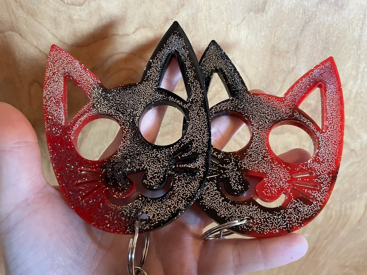 pennell_chelsea's tweet image. These babies are about to be picked up 🖤❤️
#kittykeychains #kitties #keychains #resinart #art #resin #blackandred #redandblack #glitter #silver #silverglitter