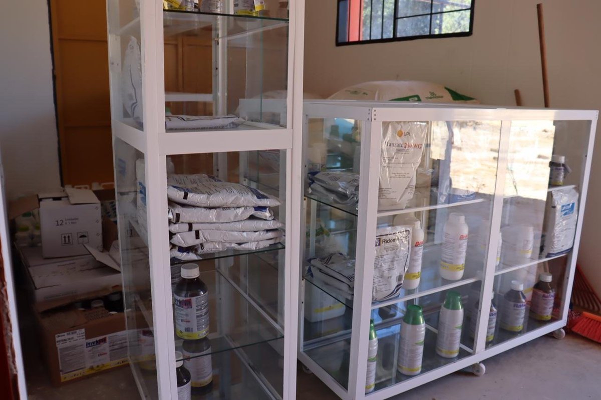 UnidadVictimas's tweet photo. En $410 millones está avaluada la construcción del Salón Comunal y Tienda Comunitaria que entregó hoy @UnidadVictimas al SRC #Poponte en #Chiriguaná #Cesar; así como dos mobiliarios, uno escolar y de cocina para la Institución Educativa, por $90 millones. #UnidosPorLasVíctimas https://t.co/Yz6y5PuNx2