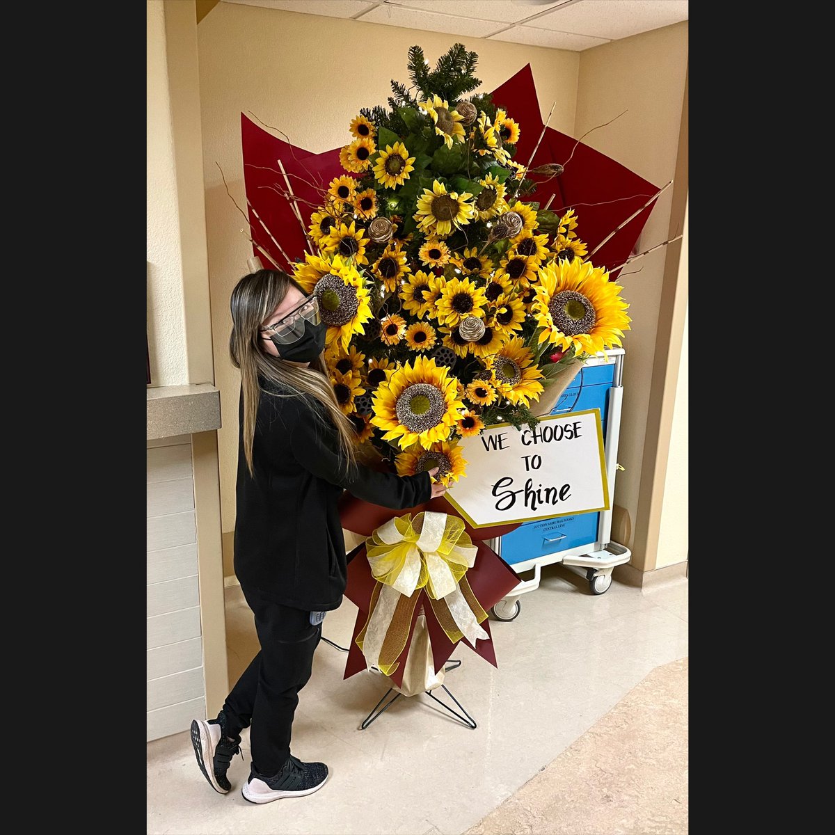 JadeLamCVRx's tweet photo. Absolutely in ❤️LOVE❤️ with the new Christmas tree on our unit 🌻🎄😍#itschristmastime #sjhmc #cpiu #6hlt #flowerbouquet #sunflowers🌻 https://t.co/z2ThRCiCom