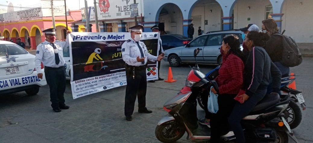 PolVial_GobOax's tweet photo. Trabajamos por una cultura de respeto a las reglas y normas de tránsito. #Oaxaca

#Motociclista use el casco protector, su seguridad es primero.
@GobOax @alejandromurat @SSP_GobOax @SIDISSP_GobOax https://t.co/tRQOw8VT2A