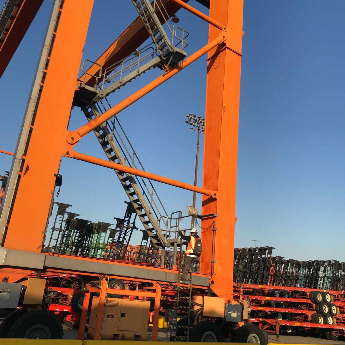 Teamsters986's tweet image. Teamsters Local 986 Essential Service Worker -  Kone Operator Luis Soto who works at Parsec, in Commerce, California is climbing down from stacking containers four high.  #Teamsters #UnionStrong #EssentialServiceWorkers