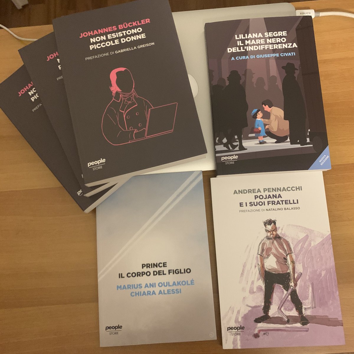 Regali per gli amici e regali per me, arrivati giusto giusto stamani 😅
Grazie <a href="/peoplepubit/">People</a> !

<a href="/chiaralessi/">chiara alessi</a> <a href="/JohannesBuckler/">Johannes Bückler</a> <a href="/civati/">Giuseppe Civati</a> <a href="/Pennacchiiiii/">andrea pennacchi</a>