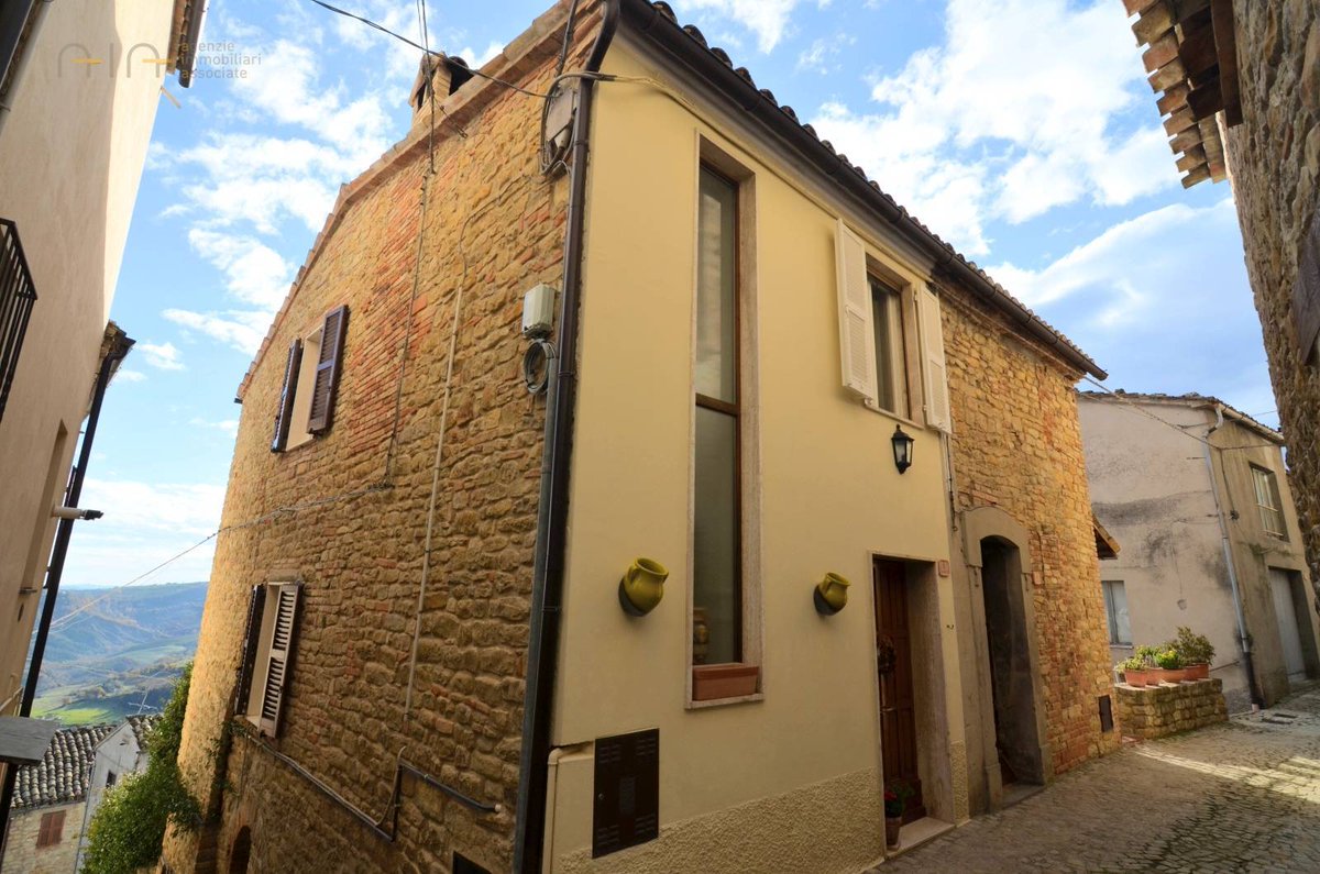 italymagpropert's tweet photo. A great deal in Le Marche! In the charming historic center of Monte San Martino, this delightful house is for sale of about 100 sqm with a small private courtyard and an enchanting view of the Sibillini Mountains. €98.000 https://t.co/APz5hGVDOG https://t.co/ttXbz076mo