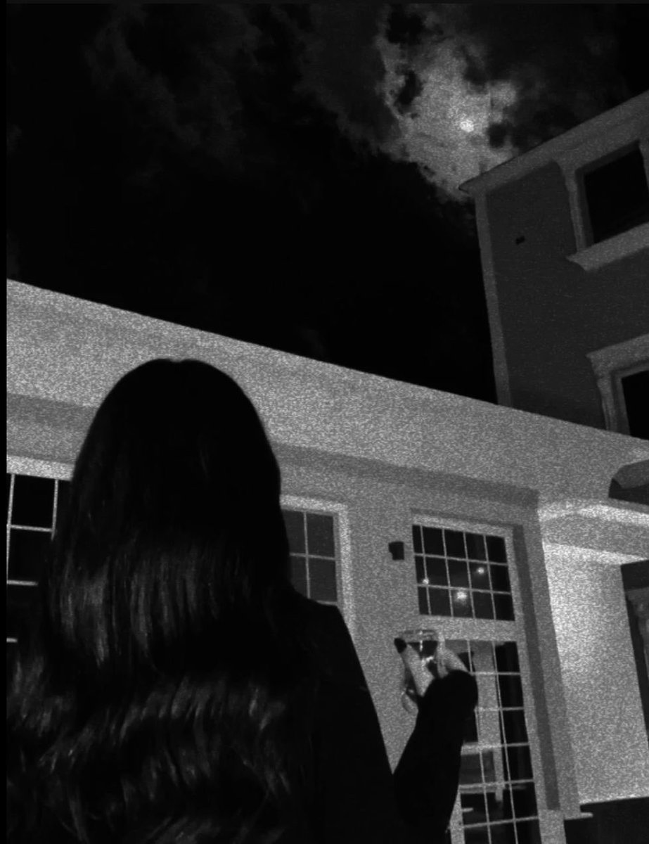 يقول سلمان بن خالـد:
وأغليه وأحبه وأداريه بسكات
ولا ودي أن الناس يدرون عنه.                            #مساء_الخير