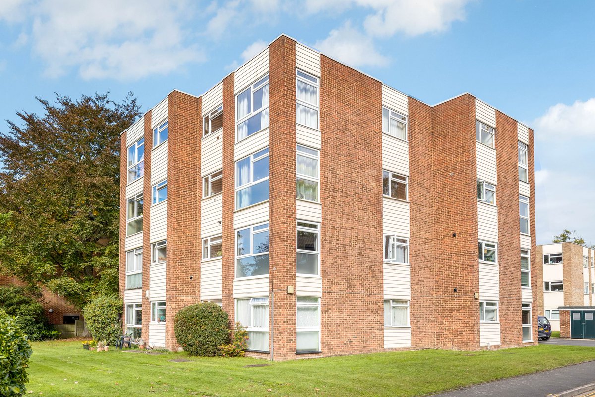 Sale agreed.
We are delighted to have agreed the sale of this one bedroom flat in Beckenham. 
If you are looking for a new home, investment property or development opportunity please contact your local Sinclair Hammelton office or visit our website sinclairhammelton.co.uk
