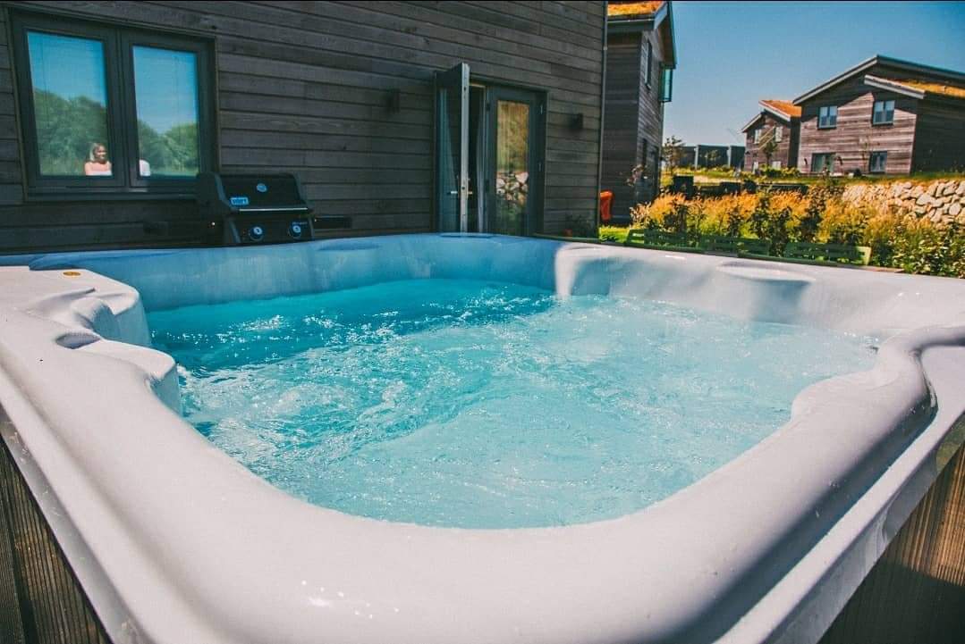 TheGEA_UK's tweet photo. LUXURY 4 BEDROOM DETACHED HOLIDAY HOME, £395,000.
These luxury properties offer a fresh &amp; harmonious approach to holiday homes. Unique in concept and design each with its own hot tub bringing together all the elements of a perfect retreat! Contact hello@thegea.co.uk for more info https://t.co/eUENvdjuVD