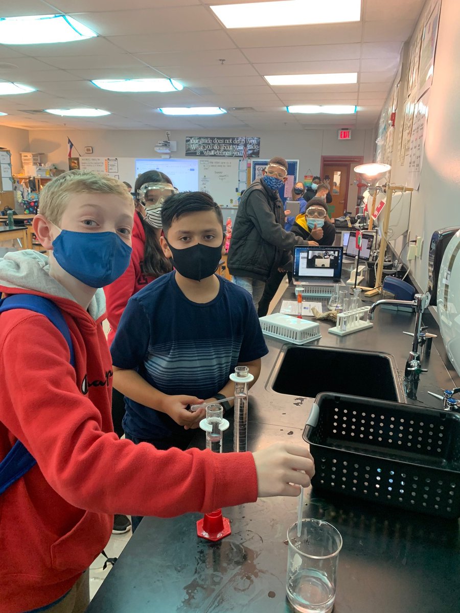 MrsKuoScience's tweet photo. Winter Wonderland of Chemistry - 2020 Version 🧪😷❄️ @KendraHenke #MckinneyScience #virtuallearning #hybridlearning #mylabpartnerisinthecomputer #everybodyisayoutubernow https://t.co/7lsrXAQs2v