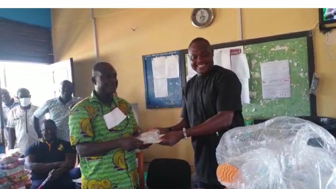 KwamenaMinta's tweet photo. Myself together with Cape Coast NDC executives made a donation to Cape Coast Technical University and The Academy of Christ the King SHS . 1/2 https://t.co/IaE43FcwNA