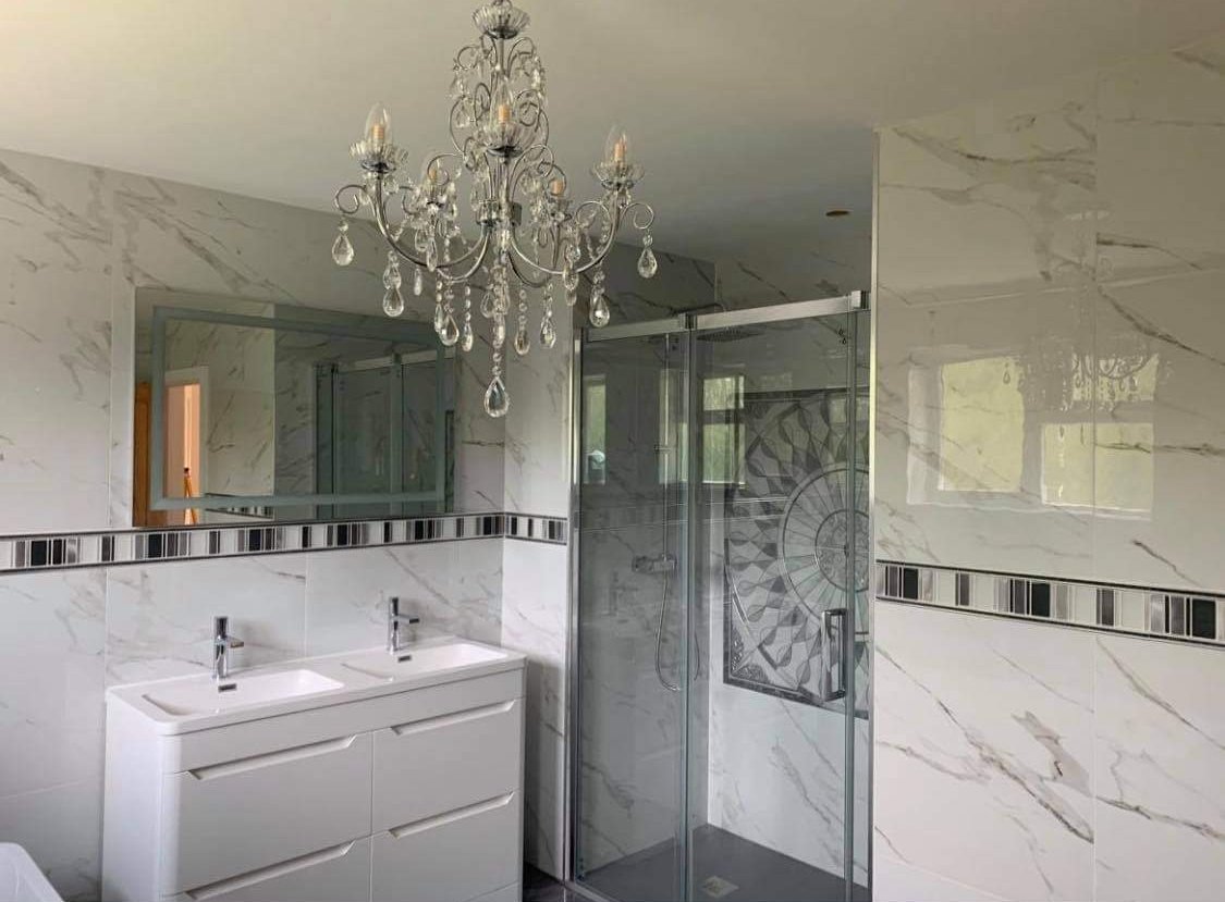 TRADE_decorator's tweet photo. Today’s #skillsshowcase is a house #refurbishment by CSD (https://t.co/YB72NQH2Zv). The house was #redecorated with white walls  #airlessspray. #woodwork finished in @Benjamin_Moore #SCUFFX and doors finished in @osmo_uk oil. The brilliant #Wallmural was supplied by Photowall. https://t.co/rTsSn8PMQ4