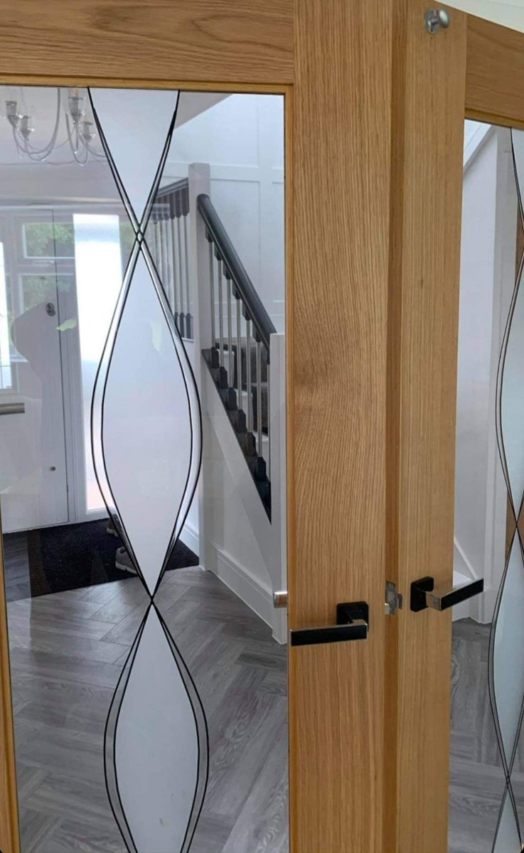 TRADE_decorator's tweet photo. Today’s #skillsshowcase is a house #refurbishment by CSD (https://t.co/YB72NQH2Zv). The house was #redecorated with white walls  #airlessspray. #woodwork finished in @Benjamin_Moore #SCUFFX and doors finished in @osmo_uk oil. The brilliant #Wallmural was supplied by Photowall. https://t.co/rTsSn8PMQ4