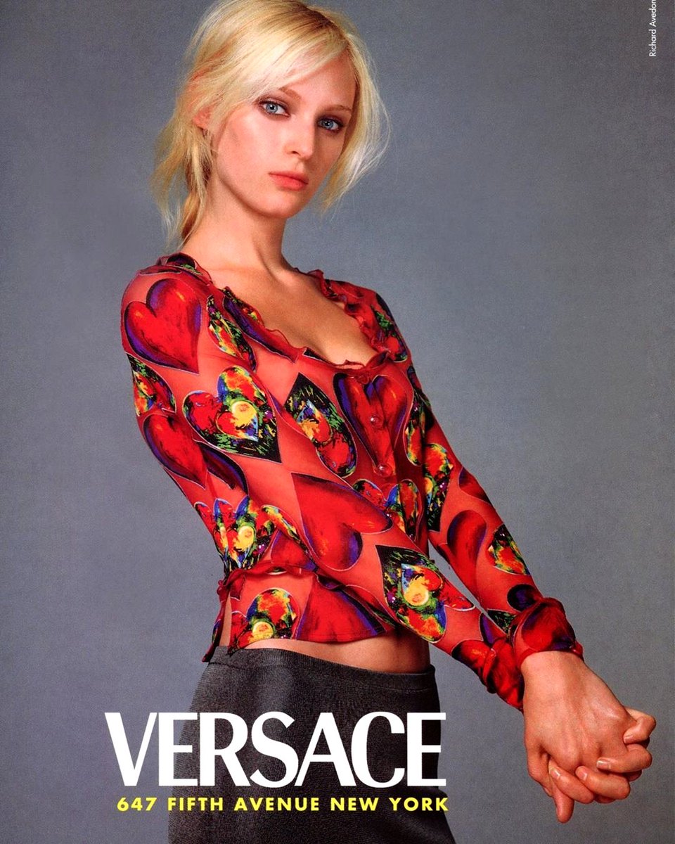 JJBARefGallery's tweet photo. Versace - Spring (1997) ft. Amy Wesson by Richard Avedon | JJBA: Heritage for the Future Poster - Jotaro &amp; Polnareff's Outfit Design (1998).

#jjba #StardustCrusaders #ジョジョ #ジョジョの奇妙な冒険 #スターダストクルセイダース #ジョジョの奇妙な冒険未来への遺産 #未来への遺産 https://t.co/Pq5JEGRZnd