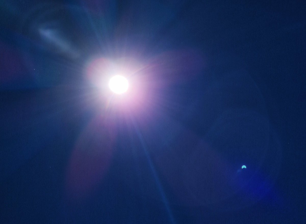 phprez's tweet photo. #Eclipse2020 Eclipse solar parcial desde Montevideo. https://t.co/ByQsFnua8J