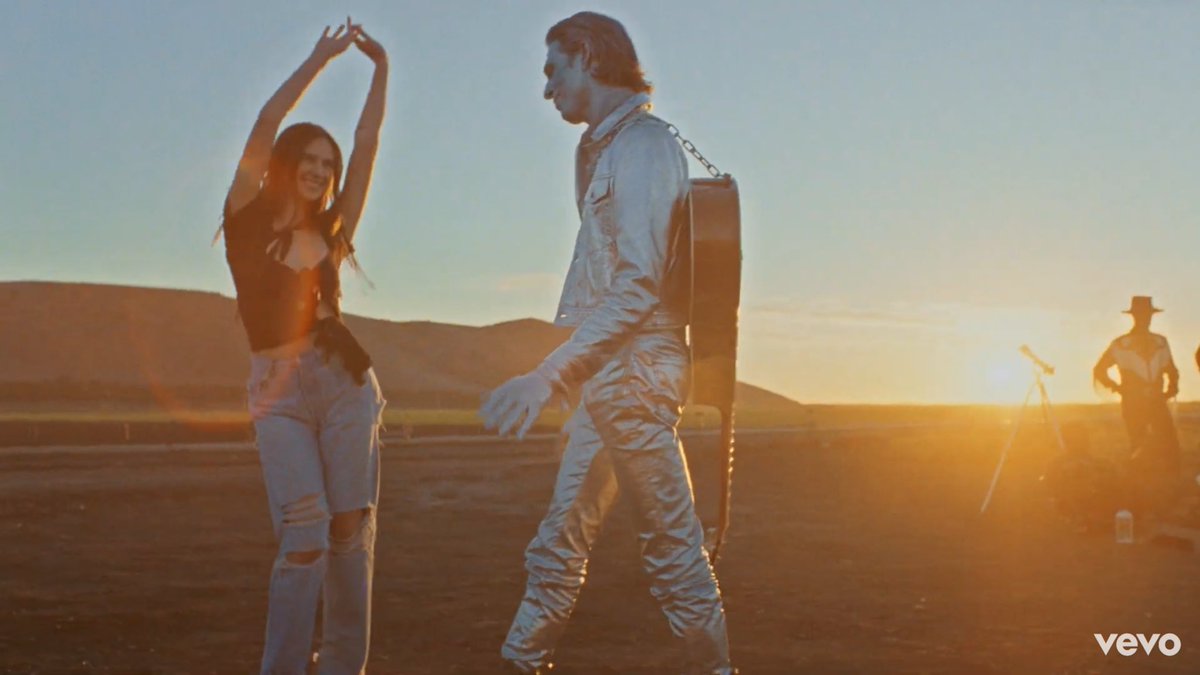 dijk91t's tweet photo. DEVON ERES LA MÁS HERMOSA #StargazingMusicVideo https://t.co/cAwT8XImlE