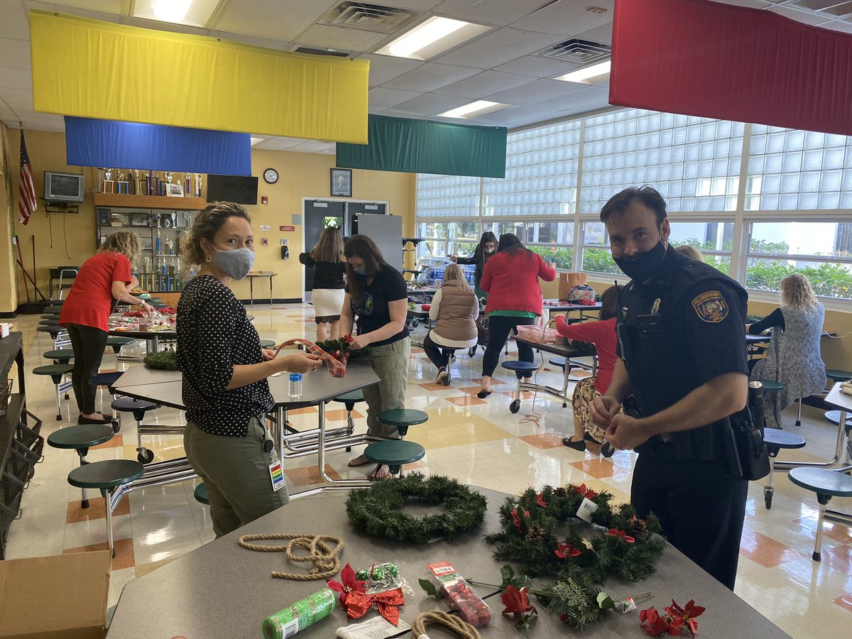 MacfarlanePkIB's tweet photo. More pics of our staff wreath making this afternoon! Such a fun way to celebrate together and get creative! @HillsboroughSch @AddisonGDavis @SDHCMagnet @KatieLStallings @MsBKinderClass @riveiro_denyse https://t.co/f3K49VLa3m