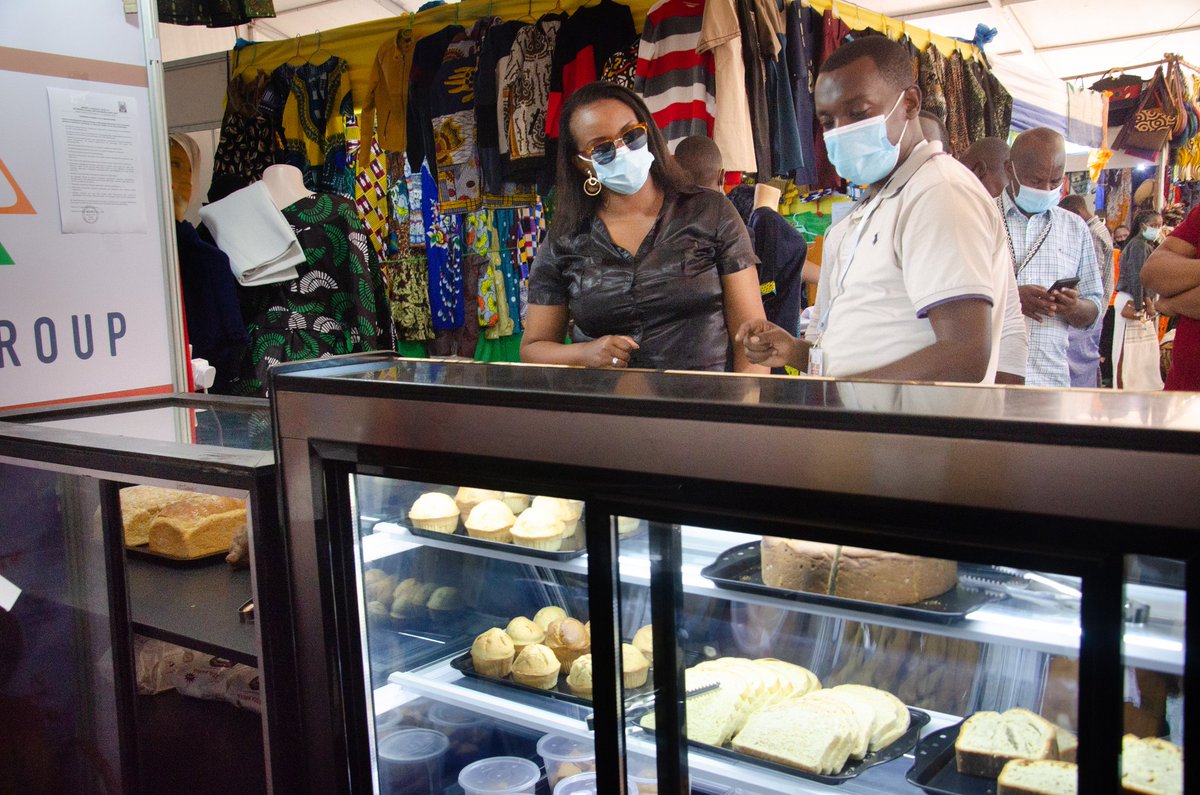carl_ltd's tweet photo. .#MadeinRwanda to the next level,we have to rely on our local ressources,#VITABREAD a sweet potato bread is a simple example,thx @RwandaTrade for the stand to showcase&amp;sell our #healthy bread at #Expo2020,Thanks Hon.minister @SorayaMHlive for stopping by &amp; your encouragement. https://t.co/rYHCkzYlvT