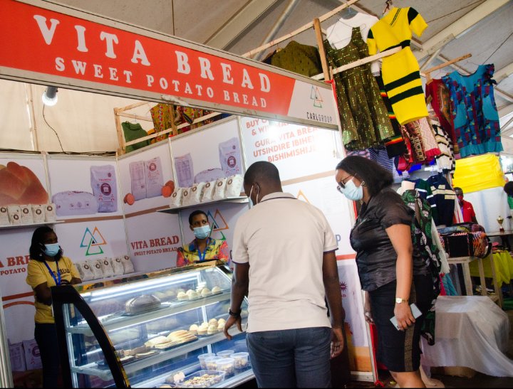 carl_ltd's tweet photo. .#MadeinRwanda to the next level,we have to rely on our local ressources,#VITABREAD a sweet potato bread is a simple example,thx @RwandaTrade for the stand to showcase&amp;sell our #healthy bread at #Expo2020,Thanks Hon.minister @SorayaMHlive for stopping by &amp; your encouragement. https://t.co/rYHCkzYlvT