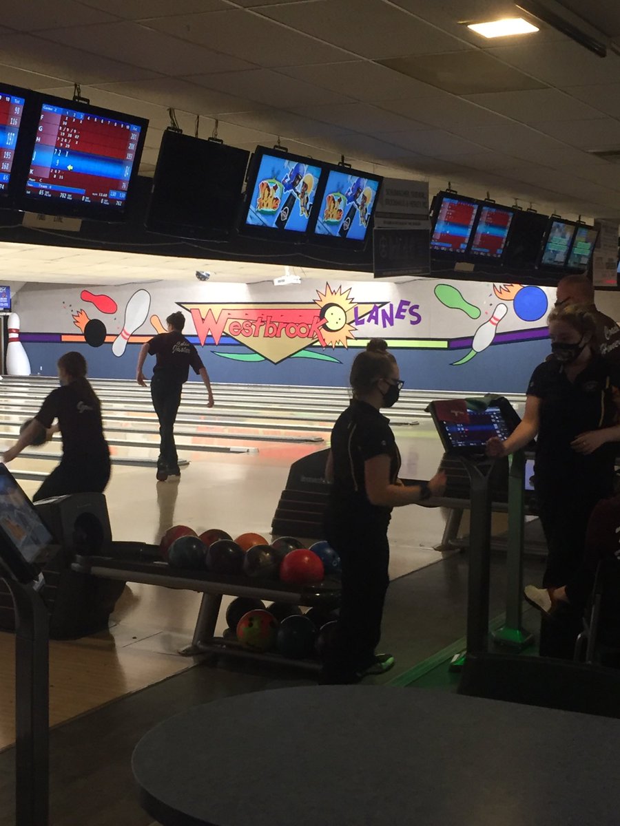 tkwapnioski's tweet photo. First bowling contest of the year for the @DiscovererWay Bowling Team as they take on the @fhstigersports. #AllStrikes https://t.co/CqJluObCUN