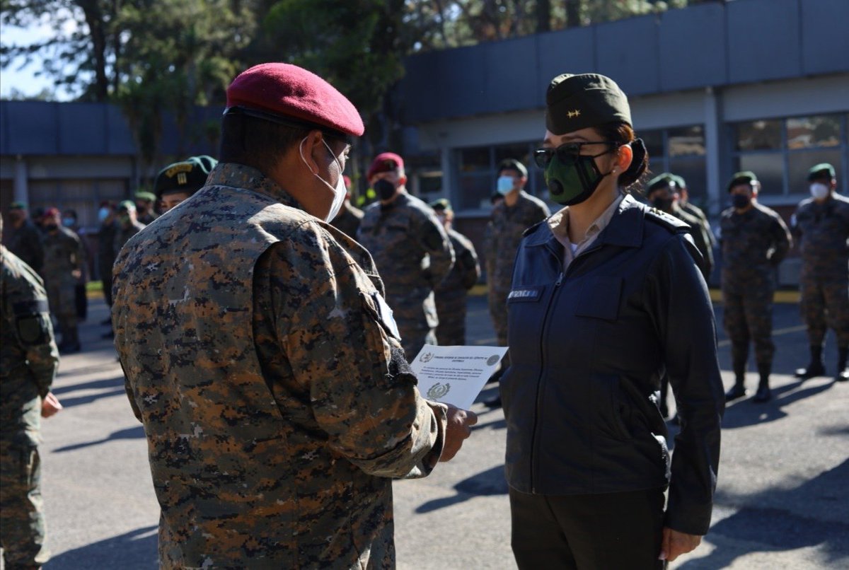Cosedemilgt's tweet photo. El mando del Comando Superior de Educación del @Ejercito_GT de Guatemala, reconoció la labor que realizan las #MujeresMilitar que integran el equipo de trabajo, demostrando el excelente desempeño, dedicación y constancia en responsabilidad laboral y objetivos profesionales. https://t.co/3c2jSLNDTg